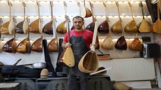 Sivasın en genç saz ustası, dede mesleğini sürdürüyor