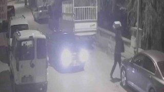 Sivasta bir garip olay, kaldırım taşını otomobilin camına sapladı