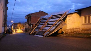 Sivasta fırtınada 40tan fazla binanın çatısı uçtu
