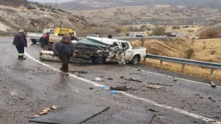 Sivasta pikap ile tır çarpıştı: 1i ağır 2 yaralı