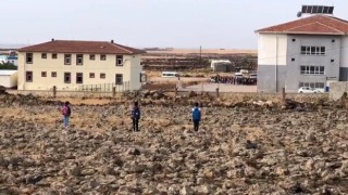 Siverekte törene geç kalan 3 öğrenci İstiklal Marşı okununca saygı duruşunda bulundu