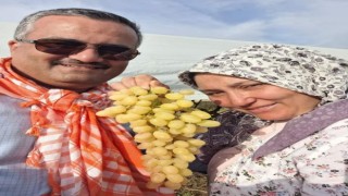 Son üzüm salkımıyla hatıra fotoğrafı