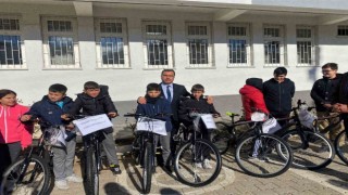 Sorgunda 60 öğrenciye bisiklet hediye edildi