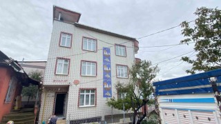 Su giderini temizlemek için çıktığı çatıdan düştü