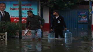 Sular altında kalan İskenderunda mahsur kalan araçlar kurtarılmayı bekliyor