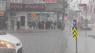 Sultangazide kısa süreli yağış etkili oldu, vatandaşlar zor anlar yaşadı