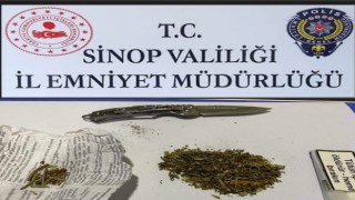 Şüpheli şahsın üzerinden bıçak ve uyuşturucu madde çıktı