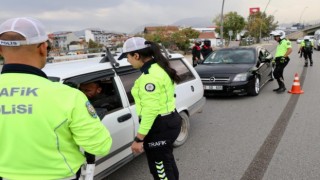 Sürücüler emniyet kemeri ve kurallara uyma konusunda bilgilendirildi