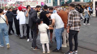 Taksimde 10 yaşındaki kız turistlerin çantasını çalarken suçüstü yakalandı