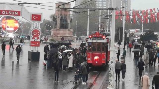 Taksimde sağanak yağış vatandaşlara zor anlar yaşattı