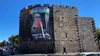 Tarihi Diyarbakır surlarına Ebu Ubeydenin dev posteri asıldı