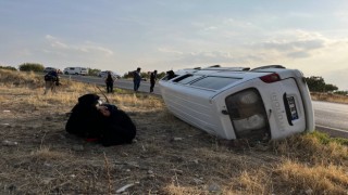 Tarım işçilerini taşıyan minibüs devrildi: 2 yaralı