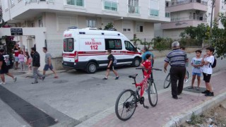 Ticari taksiyle çarpışan bisiklet sürücüsü çocuk yaralandı, mahalleli isyan etti