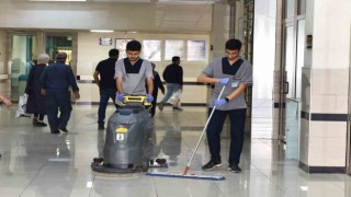 Tıp öğrencileri, kazandıkları fakültenin hastanesinde hem okuyor hem çalışıyor