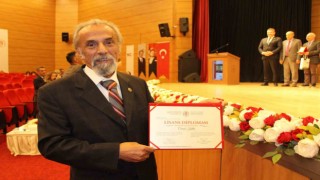 Torunu yaşındakilerle aynı sırayı paylaştı, 68 yaşında 4üncü üniversiteden mezun oldu