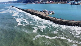 Trabzonun Sürmene ilçesindeki Yeniçam Tersanesindeki askeri üs bölgesinde dalgaların oluşturduğu tahribat görüntülendi