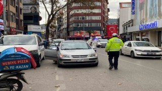 Trafik ekipleri cadde üzerindeki parklara geçit vermedi