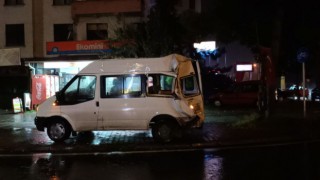 Trafik ışıklarında duramayan tır, minibüse çarptı