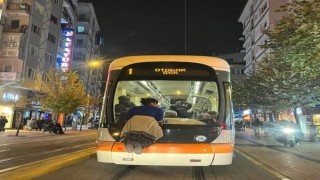 Tramvay arkasında tehlikeli yolculuk