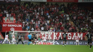 Trendyol Süper Lig: Antalyaspor: 0 - Beşiktaş: 0 (Maç devam ediyor)