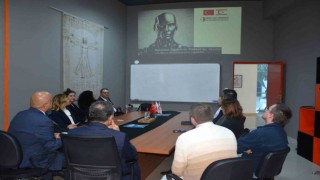 TÜBİTAK Başkanı Prof. Dr. Hasan Mandal, yapay zeka tabanlı akademisyen Ai. Prof. DUXla tanıştı