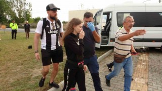 Turistleri taşıyan minibüs otomobille çarpışıp refüje çıktı