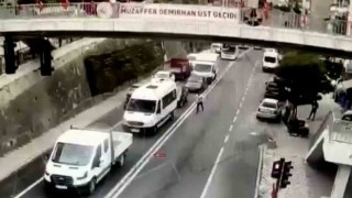 Türk Polisinin Türk Bayrağı hassasiyeti yürekleri ısıttı