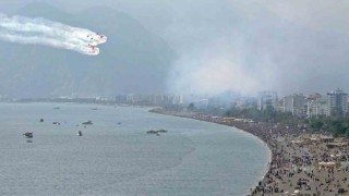 Türk Yıldızları Antalyayı yaza çevirdi: Binlerce kişi sahili doldurdu