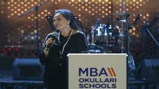 Türkan Şoray ve Ediz Hundan öğretmenlere sürpriz ziyaret