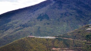 Türkiyenin en büyük Atatürk heykelinin yer aldığı Artvin Atatepede bayrak yarına indirildi