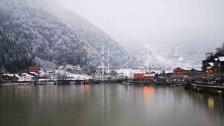 Uzungöle mevsimin ilk karı yağdı, göl çevresi beyaz örtüyle kaplandı