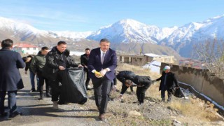 Vali Ali Çelik, öğrencilerle çöp topladı