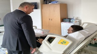 Vali Aslandan yaralı teğmene ziyaret