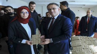 Vanda 27 bin öğretmene kitap hediye edildi