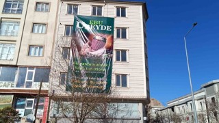Vanda bir binaya Ebu Ubeydenin posteri asıldı