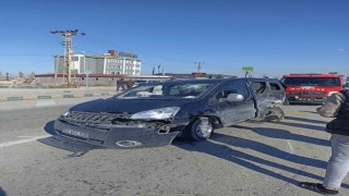 Vanda kamyonetler çarpıştı: 1 yaralı