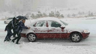 Vanda kar hayatı felç etti: Araçlar yolda kaldı