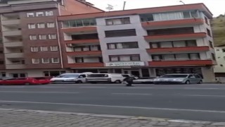 Vatandaş fırtınanın uçurduğu çatının altında kalmaktan son anda kurtuldu