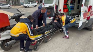 Virajda kontrolden çıkan motosiklet kaldırıma çarptı: 1 yaralı