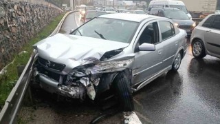 Yağış sebebiyle otomobil bariyerlere çarptı: 1 yaralı