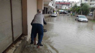 Yağışın göle çevirip araçları suya gömdüğü Silifkede ekipler su tahliyesine başladı