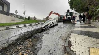 Yağmur suyu kanalı çalışmasında açılan çukura otomobil düştü