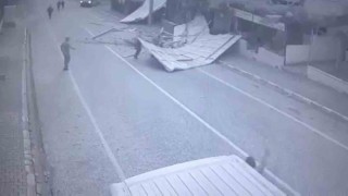 Yalovada uçan çatının altında kalarak yaralandı