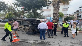 Yan yatan kamyonetten yara almadan çıktı
