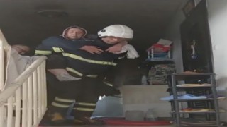 Yangında mahsur kalan kadını itfaiye eri sırtına alarak kurtardı