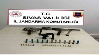 Yapılan aramada evinde 3 tabanca bir tüfek ele geçirildi