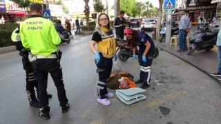 Yayalara yol veren otomobile motosiklet arkadan çarptı: 1 yaralı