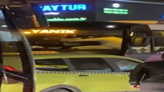Yolcu otobüsünde tekme tokat birbirlerine girdiler: O anlar kamerada