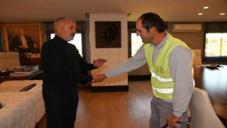 Yolda bulduğu parayı sahibine teslim eden belediye çalışanı ödüllendirildi
