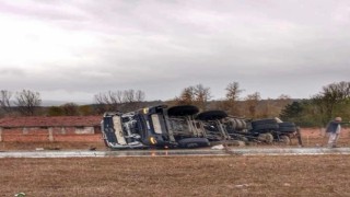 Yoldan çıkan kamyon devrildi, sürücü burnu bile kanamadan kurtuldu